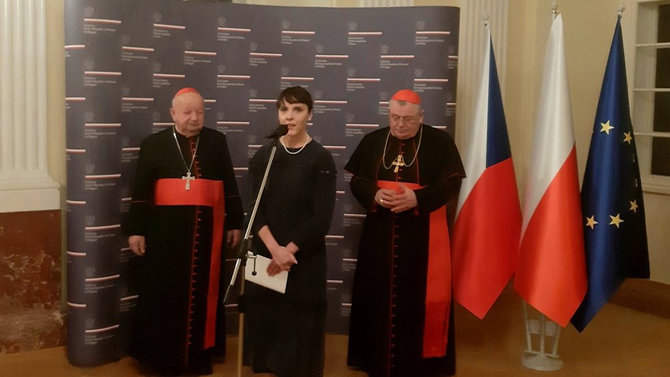 Polská velvyslankyně v Praze Barbara Ćwiorová. Na fotografii je po její levici kardinál Dominik Duka.