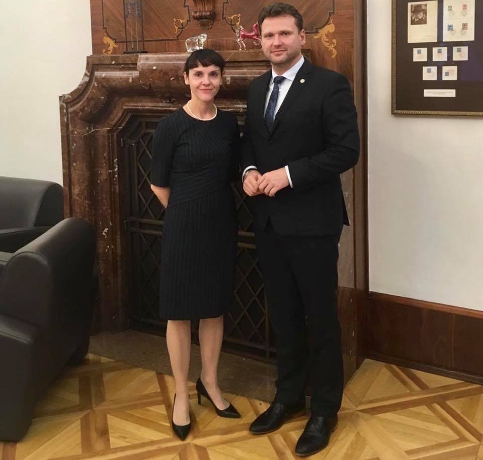 Polská velvyslankyně v Praze Barbara Ćwiorová s předsedou poslanecké sněmovny Radkem Vondráčkem (ANO)