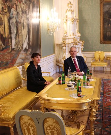 Polská velvyslankyně v Praze Barbara Ćwiorová na Pražském hradě s českým prezidentem Milošem Zemanem