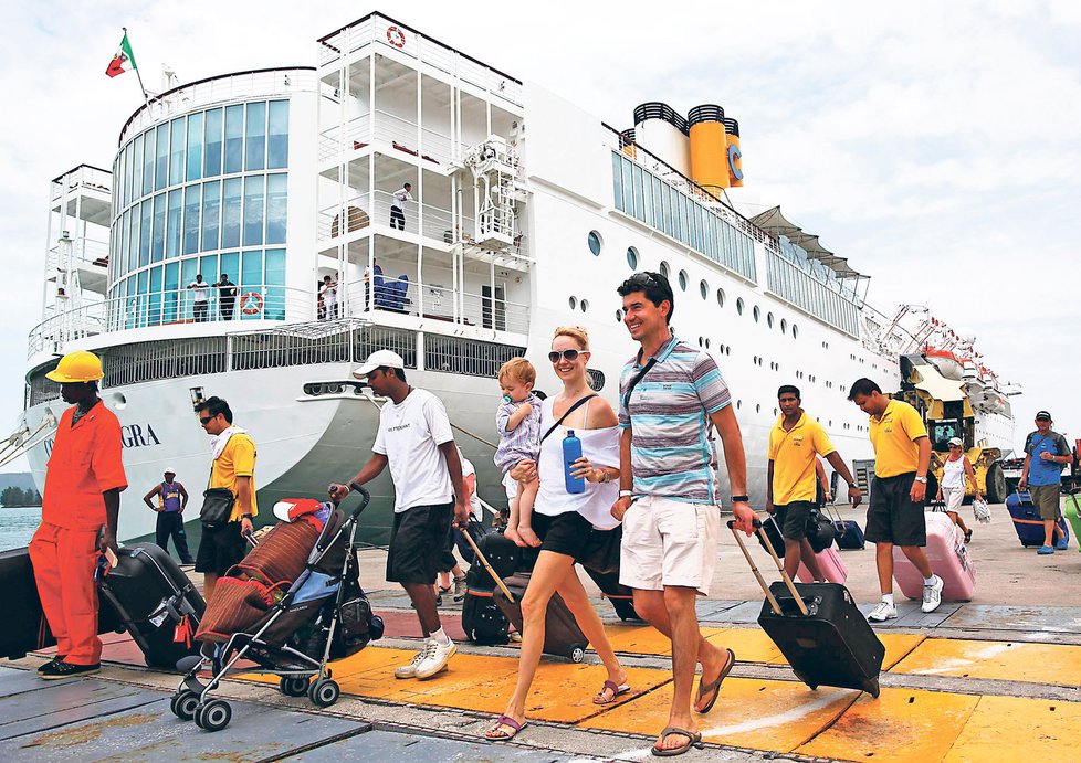 Turisté se po několika dnech hrůzy na moři dostali na pevninu