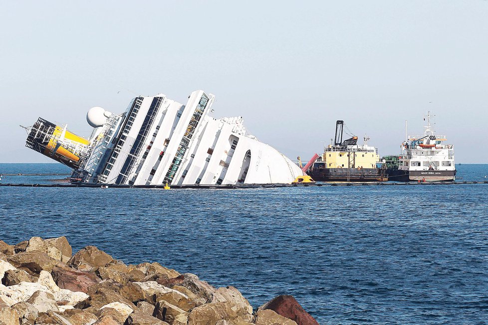 V polovině ledna u italského pobřeží ztroskotala Costa Concordia