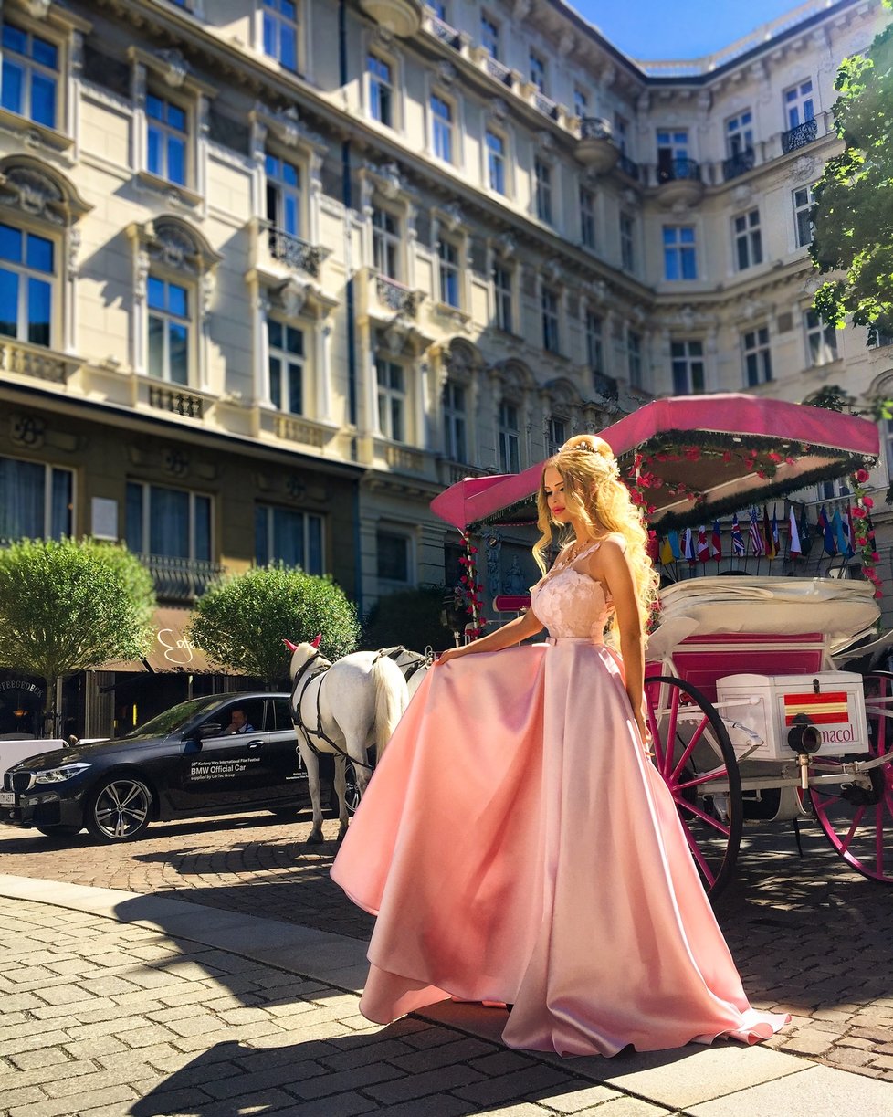 Česká Barbie Gabriela Jiráčková na sebe umí poutat pozornost i ve Varech.