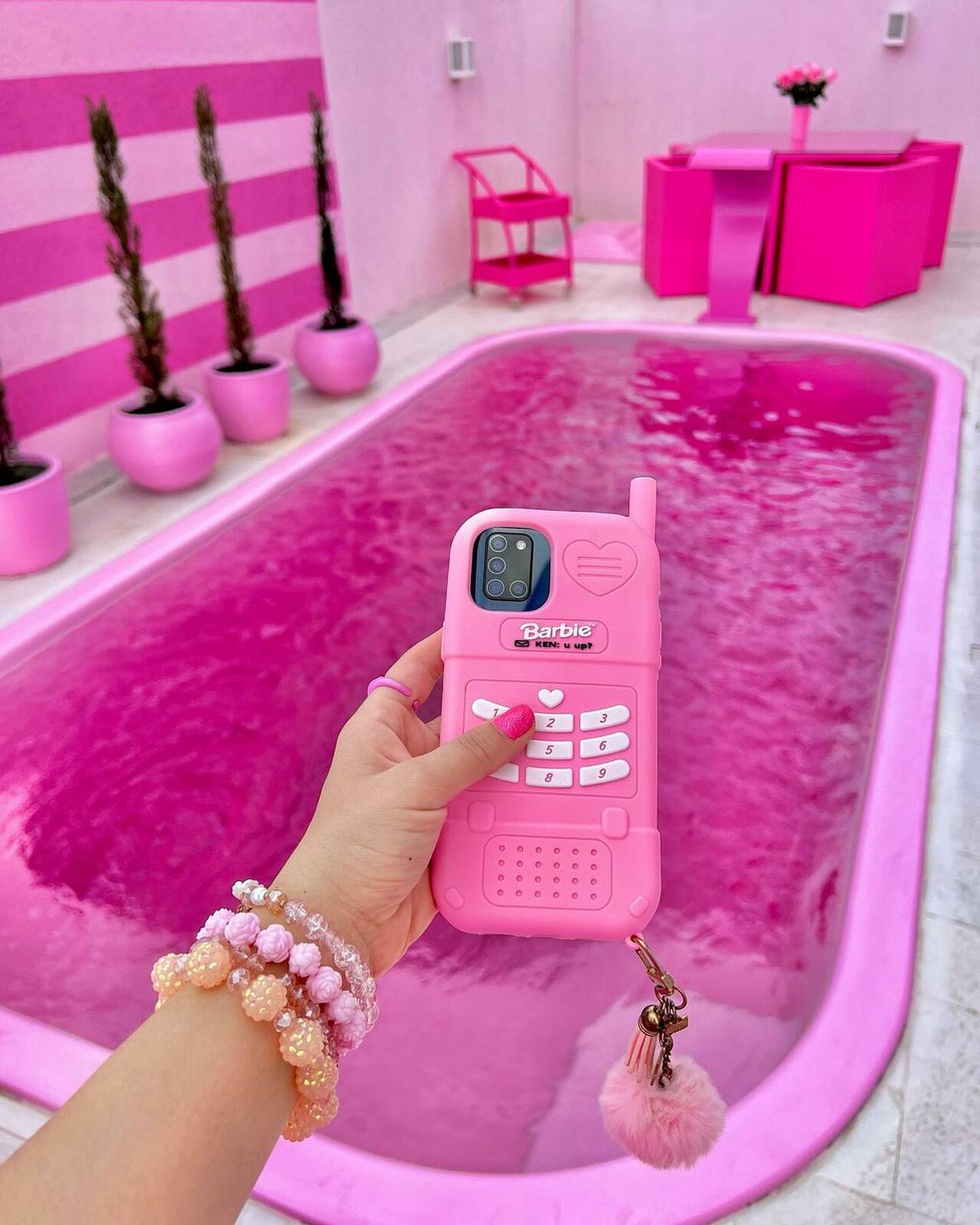 Růžový barbínovský mobil.