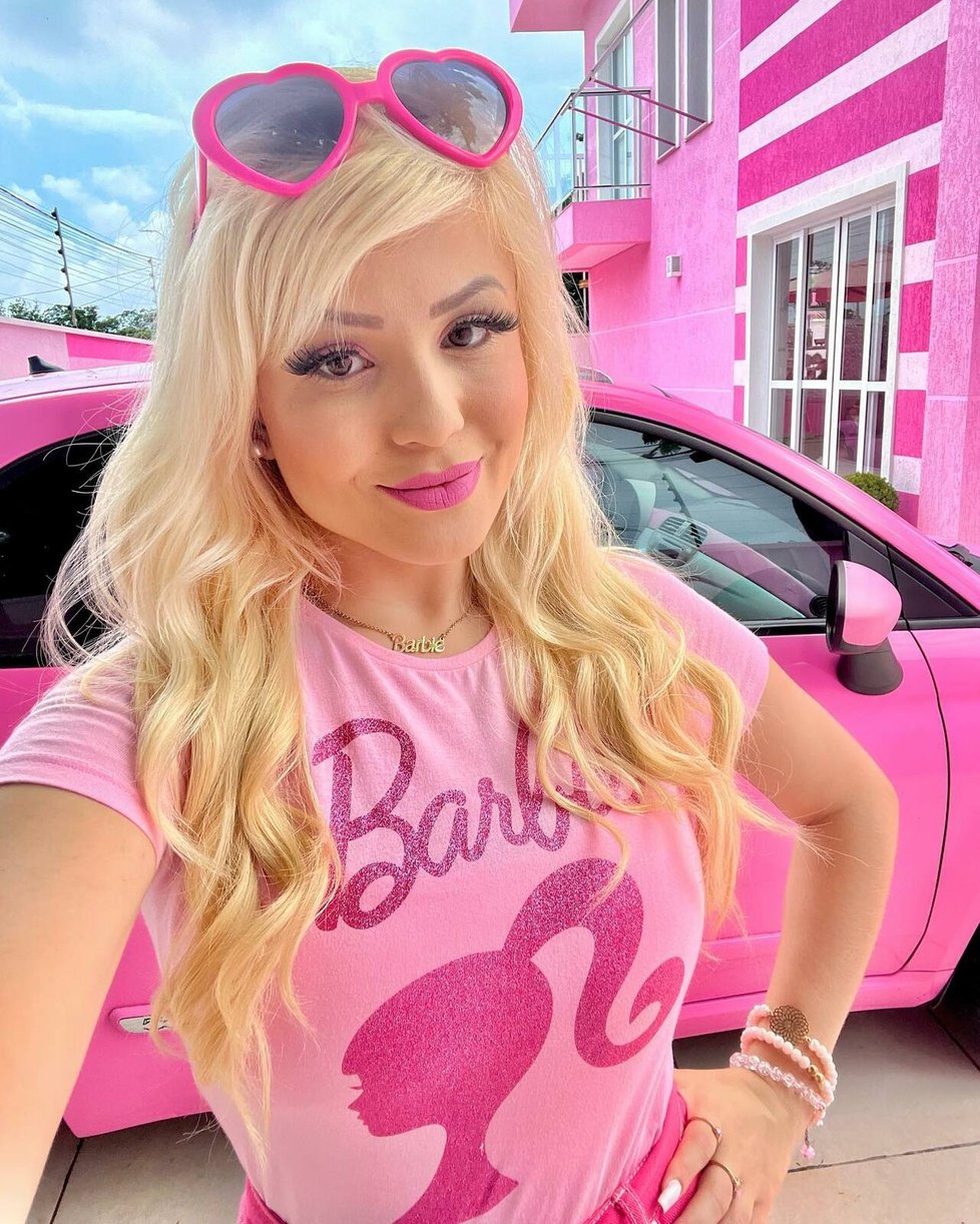Růžový fiátek po vzoru „skutečné“ Barbie.
