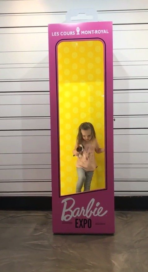 Dcera Diany Kobzanové Ella jako panenka Barbie