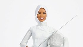 Bronzová olympijská medailistka v šermu Ibtihaj Muhammadová má svou Barbie, která stejně jako ona nosí hidžáb.