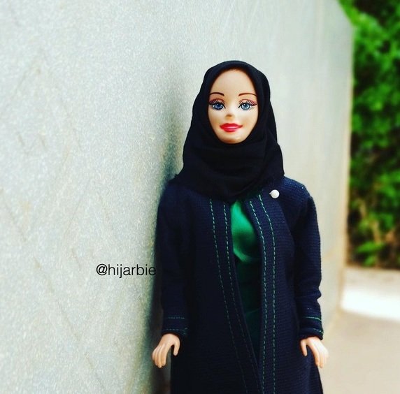 Panenky Barbie obléká dívka jako muslimky.