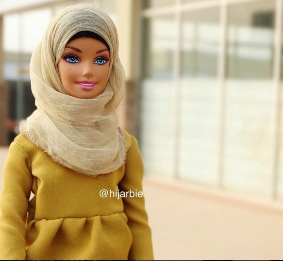Panenky Barbie obléká dívka jako muslimky.