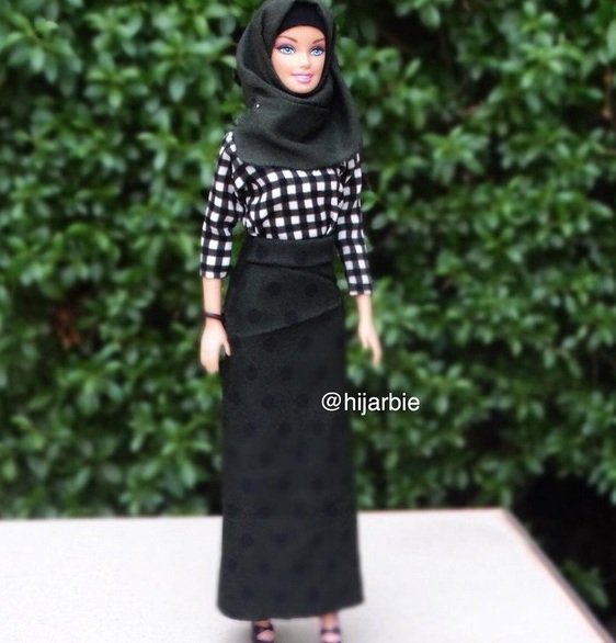 Panenky Barbie obléká dívka jako muslimky.