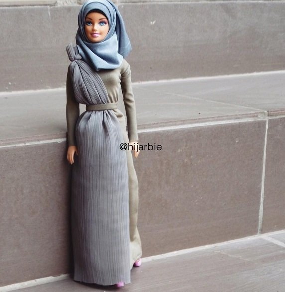 Panenky Barbie obléká dívka jako muslimky.