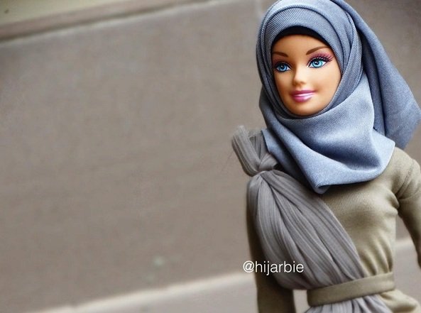 Panenky Barbie obléká dívka jako muslimky.