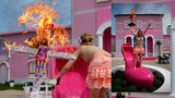 Šílené polonahé feministky: Upálily Barbie na kříži!