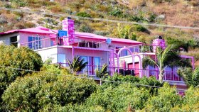 Fanoušci panenky Barbie si mohou přes Airbnb pronajmout její vilu v Malibu!