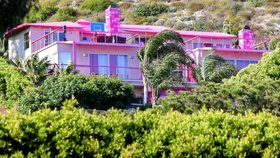 Fanoušci panenky Barbie si mohou přes Airbnb pronajmout její vilu v Malibu!