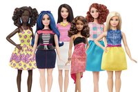 Jak se mění hračky: Barbie přibrala, lego panáček jezdí na vozíčku