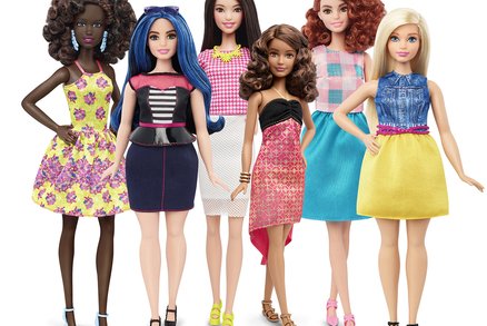 Jak se mění hračky: Barbie přibrala, lego panáček jezdí na vozíčku