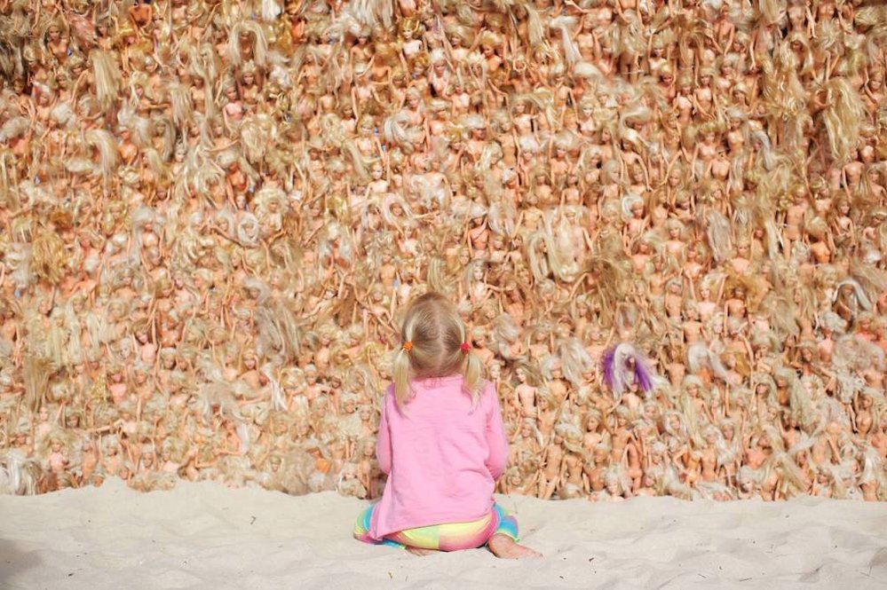Annette Thas se narodila v Belgii, ale žije v Austrálii. Teď překvapila odborníky a především návštěvníky na pláži u Perthu, kde probíhá výstava. Lidi zaujala její tři metry vysoká kompozice, která je vytvořena z panenek Barbie. Podle některých informací použila 3000 tisíce, podle jiných až 5000 panenek. 