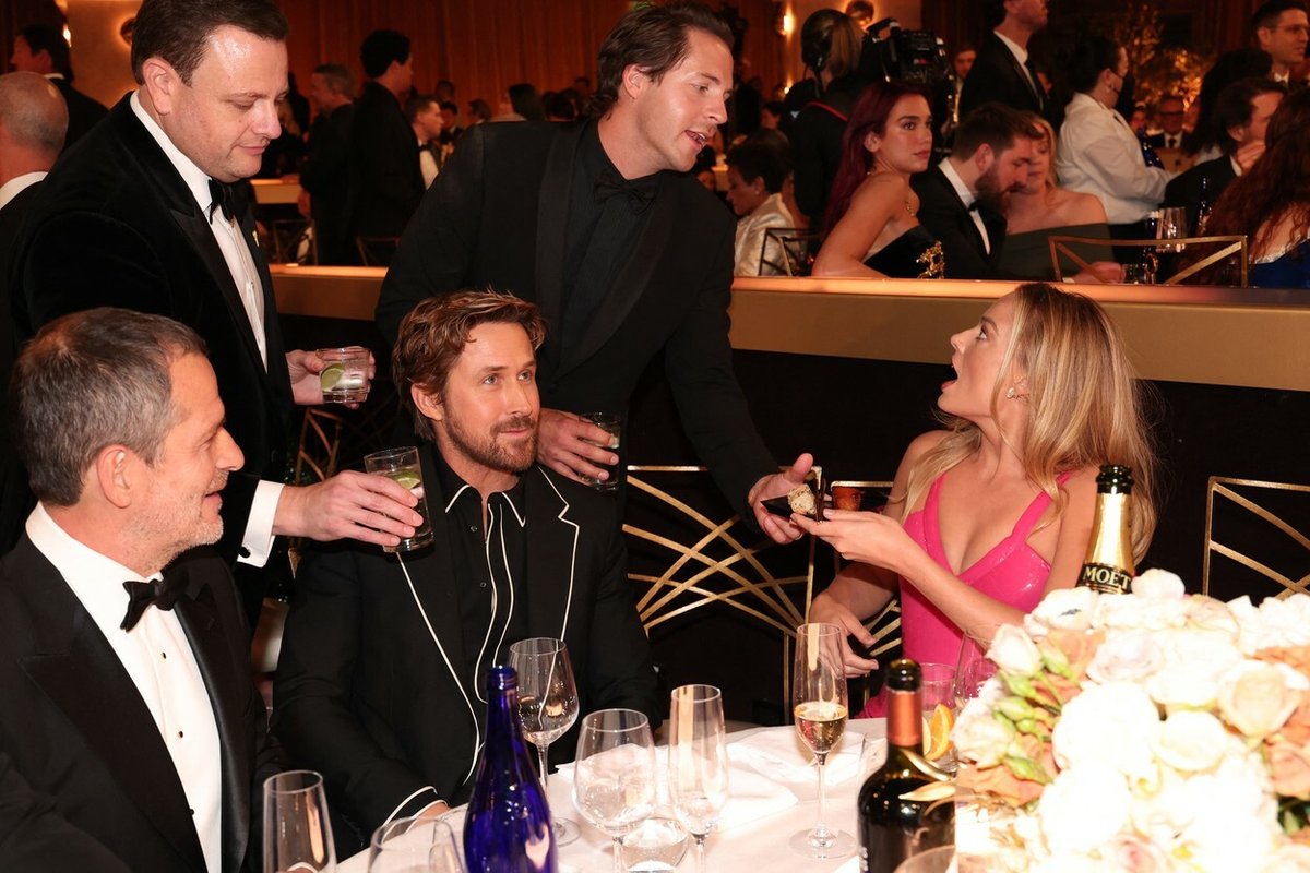 Ryan Gosling u stolu s Margot Robbie
