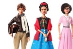 Ikonické ženy dostaly podobu panenek Barbie: Amelia Earhart (vlevo), mexická malířka Frida Kahlo a matematička Katherine Johnson.