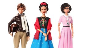 Ikonické ženy dostaly podobu panenek Barbie: Amelia Earhart (vlevo), mexická malířka Frida Kahlo a matematička Katherine Johnson.