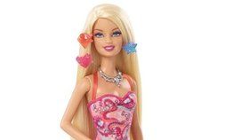 Barbie není ztělesněním reálné ženy, brání se designér Matell