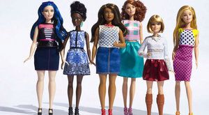 Barbie má novou podobu: Baculatá, drobná nebo vysoká 