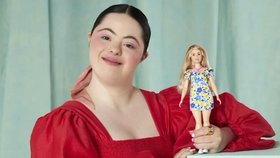 Barbie s Downovým syndromem z řady Fashionistas