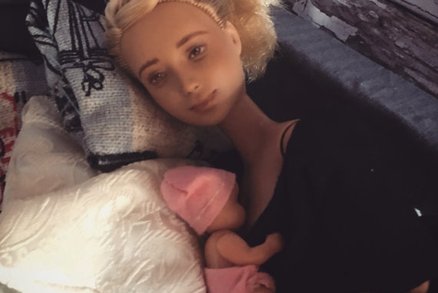 Barbie teď propaguje i kojení na veřejnosti