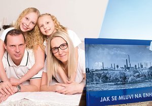Barborka (12, vpravo) se starší sestrou Vendulkou (15), maminkou a tatínkem. Nemocné holčičce pomůže výtěžek z prodeje knížky s ostravským hutnickým slangem.
