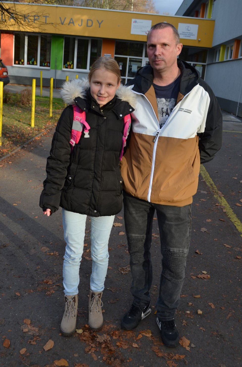 Bára s tatínkem Jiřím před školou v Ostravě-Zábřehu, kam dochází.