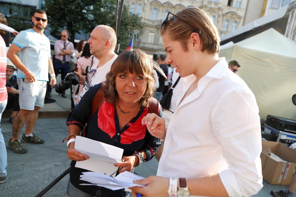 Herečka Barbora Hrzánová na demonstraci proti premiéru Babišovi a ministryni Benešové na Václavském náměstí (4. 6. 2019)