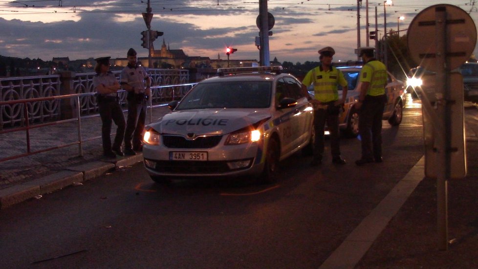 Zraněný policista byl převezen do nemocnice.