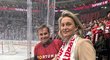 Bíra Špotáková a David Vodrážka přímo u ledu. Bíra Špotáková a David Vodrážka přímo u ledu.