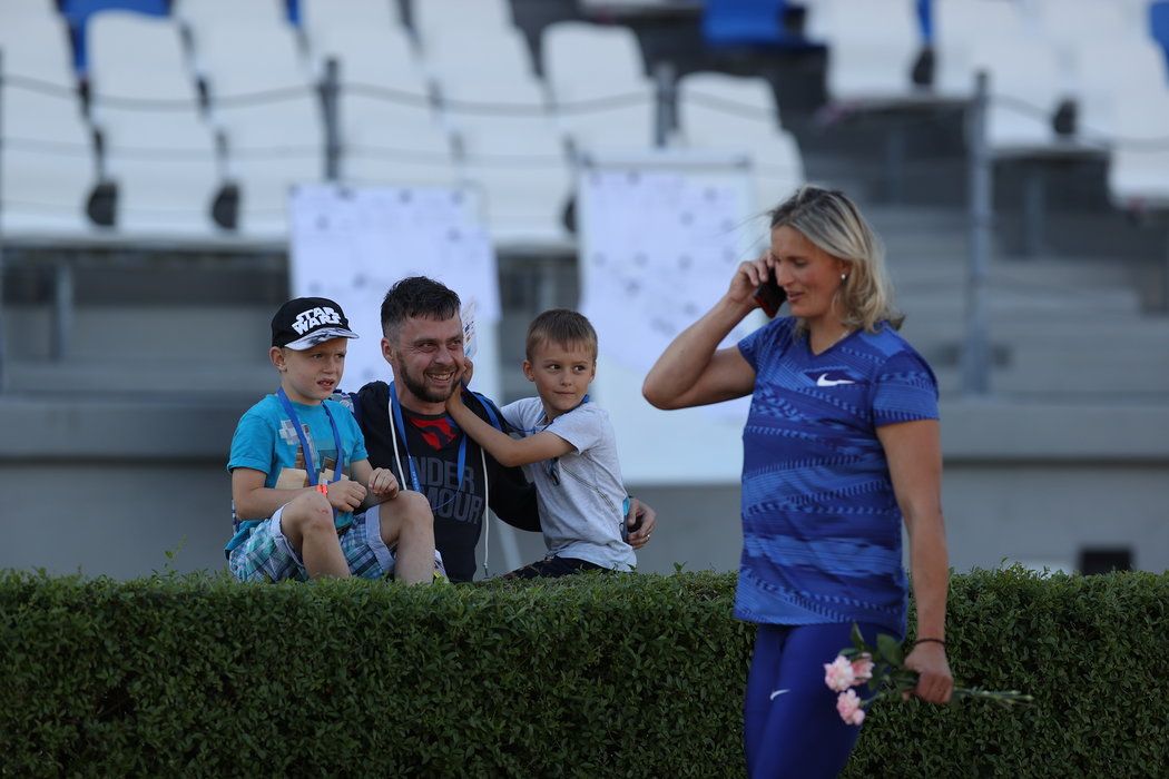 Syn oštěpařky Špotákové Janek přihlížel závodům na stadionu a pak si zařádil přímo na ploše