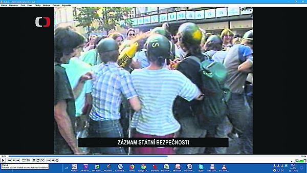 SRPEN 1989. Recesistická demonstrace před bývalým Dětským domem v ulici Na Příkopě v Praze.