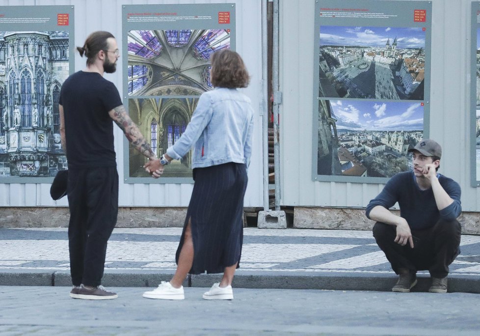 Barbora Strýcová a Petr Matějček vyrazili do centra Prahy. Nehnuli se od sebe ani na krok.