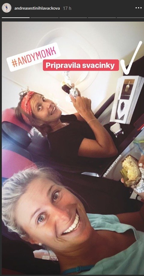 Barbora Strýcová v letadle s Andreou Hlaváčkovou na cestě do Montrealu.