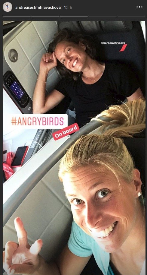 Barbora Strýcová v letadle s Andreou Hlaváčkovou na cestě do Montrealu.
