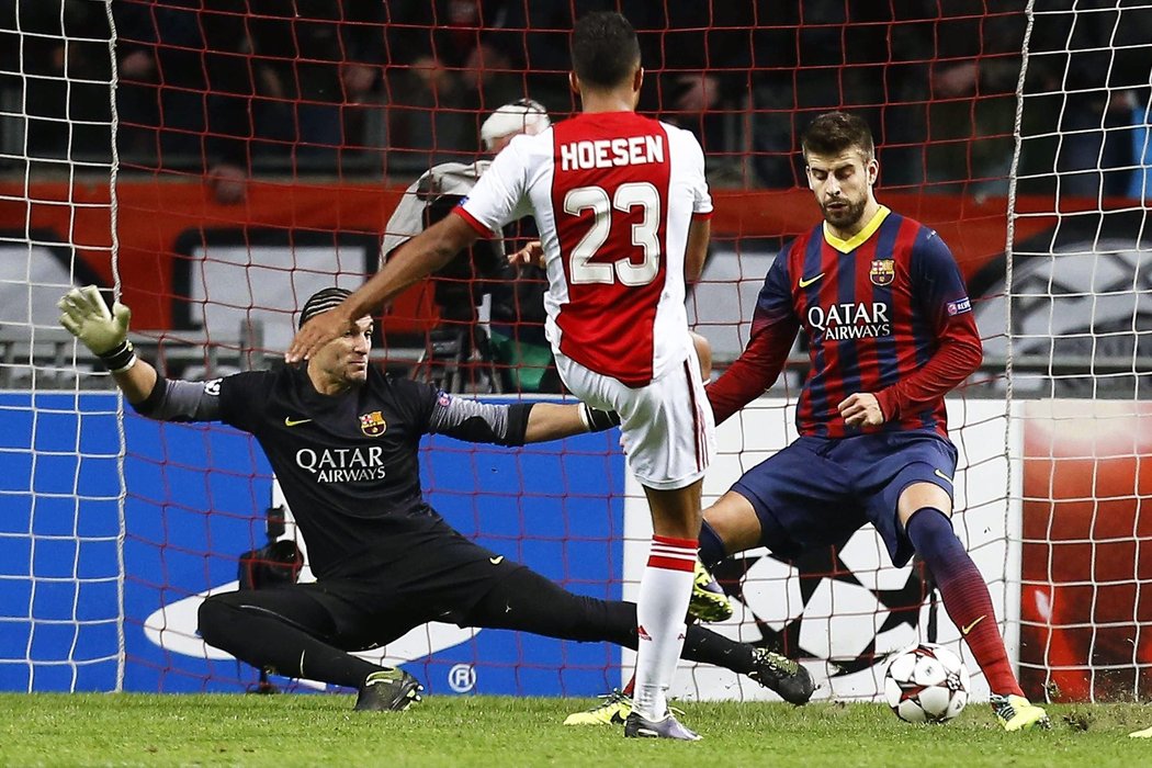 Danny Hoesen zrovna střílí druhý gól do sítě Barcelony.