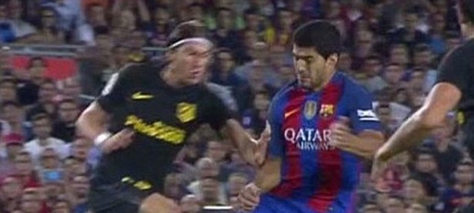 Útočník Barcelony Luis Suárez ošklivě fauloval obránce Atlétika Madrid Filipeho Luíse