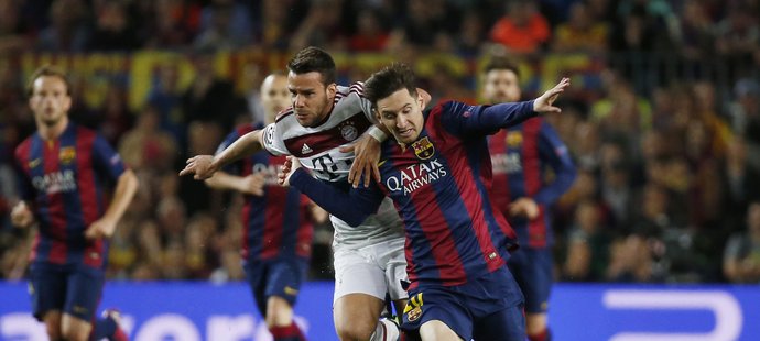 Lionel Messi v souboji s Bernatem