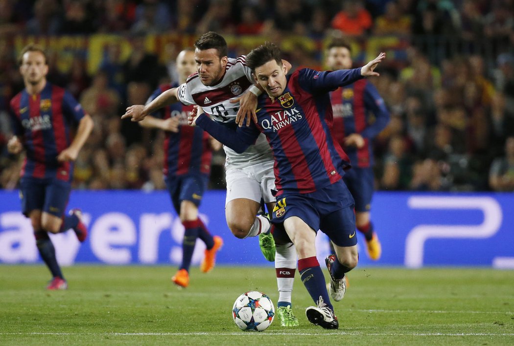 Lionel Messi v souboji s Bernatem