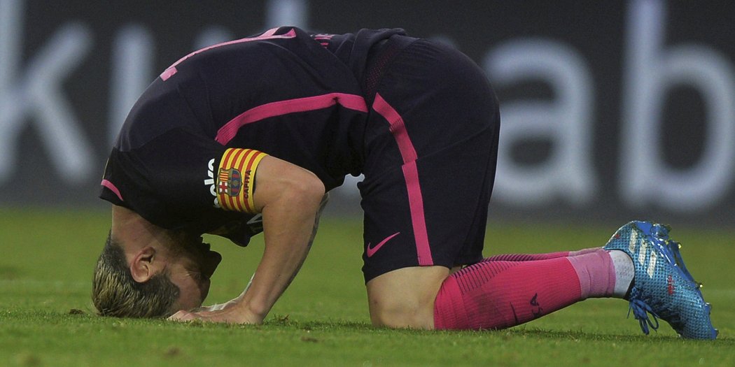 Kapitán Barcelony Lionel Messi po zahozené šanci