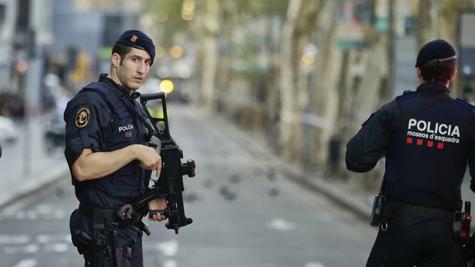 Po Barceloně další teror. Do Španělů v noci najelo auto s výbušninami.