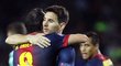 Lionel Messi gratuluje Iniestovi k vyrovnání v utkání s Celtikem.