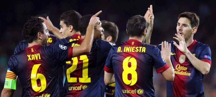 Fotbalisté Barcelony se radují z dalšího gólu