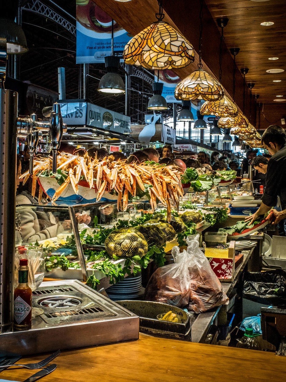 Na tržnici La Boqueria koupíte nejčerstvější suroviny a tradiční španělská jídla.