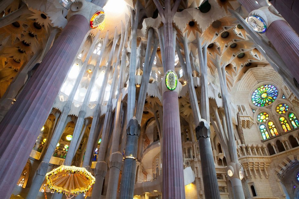 Neogotická katedrála La Sagrada Família je nejznámějším dílem Antonia Gaudího a jedním ze symbolů Barcelony.