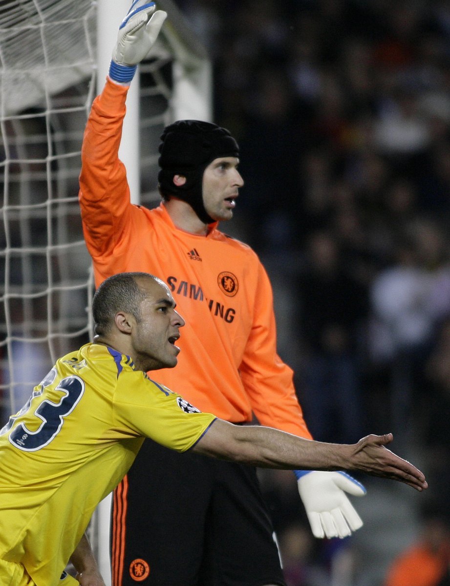 Petr Čech podal potřetí za sebou vynikající výkon. I díky němu udržela Chelsea čisté konto.