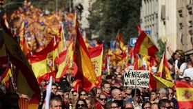V Barceloně demonstrují tisíce odpůrců nezávislosti Katalánska